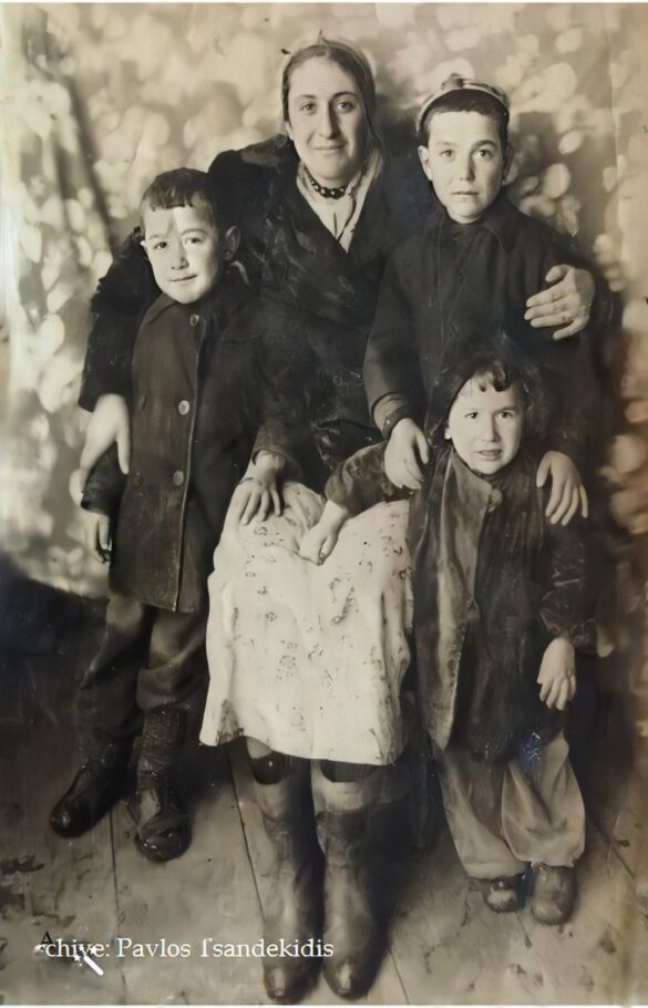 Мама Екатерина с сыновьями Павлом, Константином и Ахиллесом. 1950-е годы. Грузия (фото из архива П. Цандекидис)