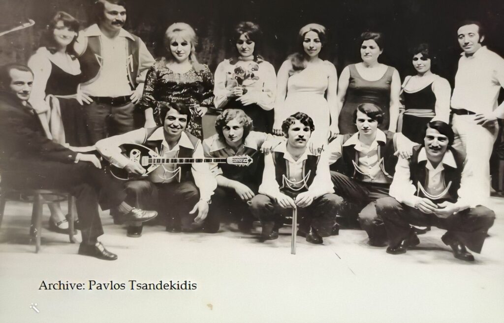 Павлос Цандекидис (справа) и Ираклий Папунидис (слева) с коллективом «Сиртаки» (фото из архива П. Цандекидис)