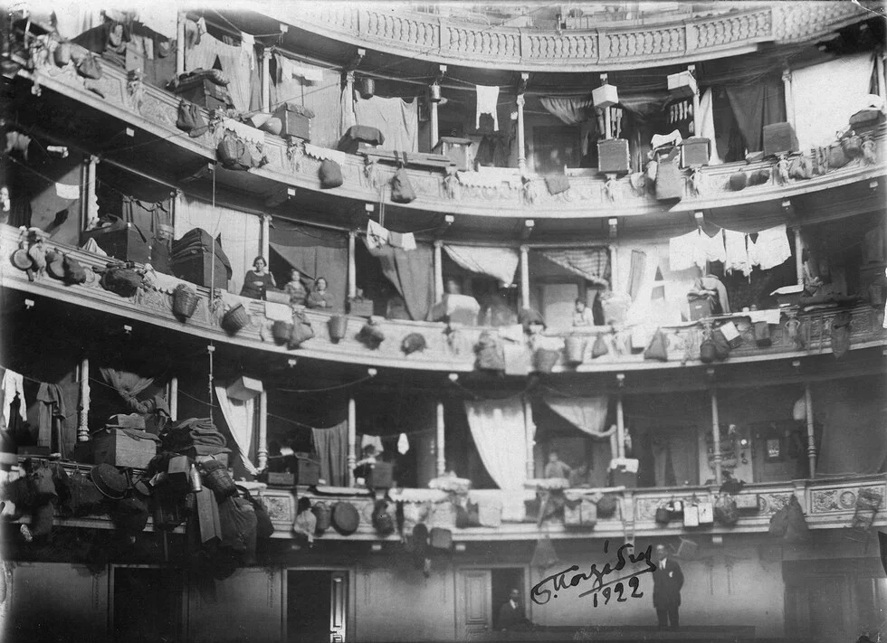 Семьи беженцев временно поселились в Муниципальном театре Афин, 1922 год