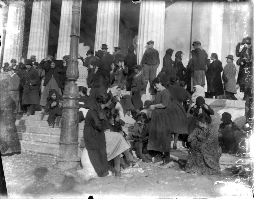 Беженцы на ступенях древнего памятника