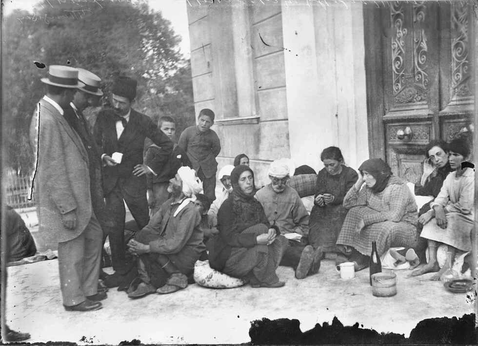 Беженцы на ступенях церкви Святого Николая в Пирее, 1922 год