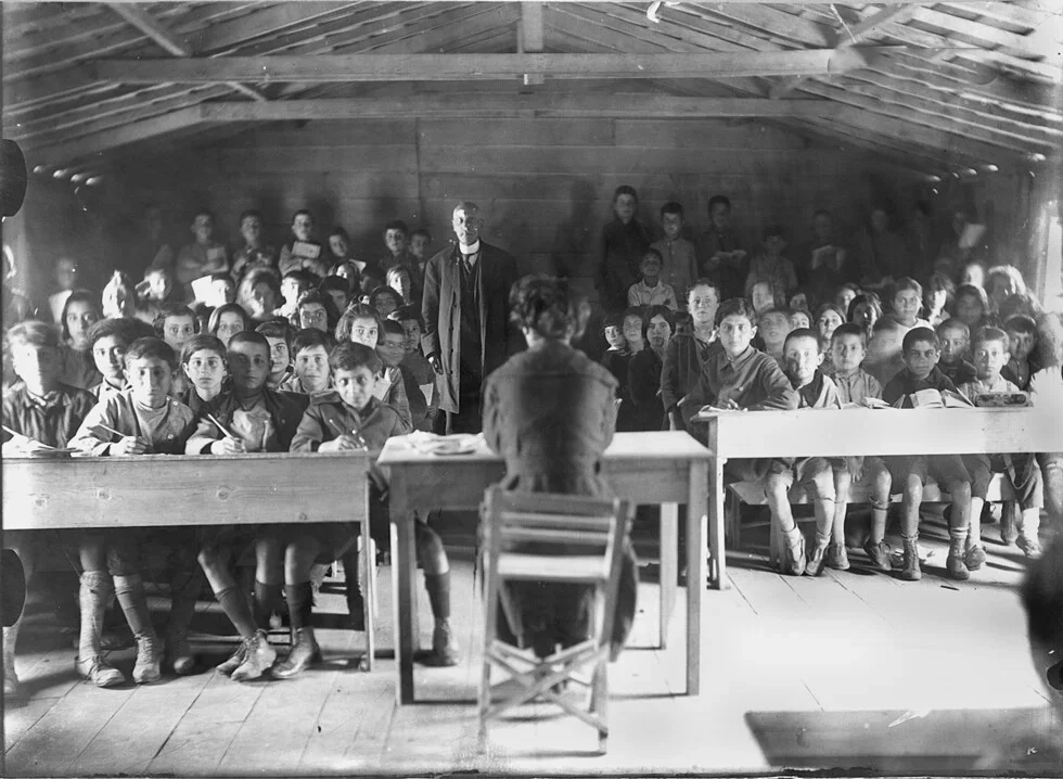 Дети-беженцы во время урока в школе селения Вирона, 1923-1924 годы.